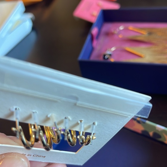 - HOUSE OF HARLOW 1960 3p Set 14 KT Gold Plated Hoop Earrings. New - Picture 3 of 5